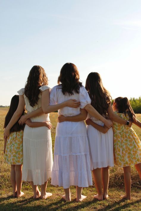 Preppy outdoor photography yellow and white family pictures boho outfit inspo Mother's Day nature outdoors Mother And Grown Daughter Photo Ideas, Mother And 2 Daughters Photoshoot, 4 Generations Photo Ideas Mothers, Mom And 3 Daughters, Mom And Three Daughters, Mother Daughter Granddaughter, Zack Knight, 4 Daughters, Daughter Photo Ideas