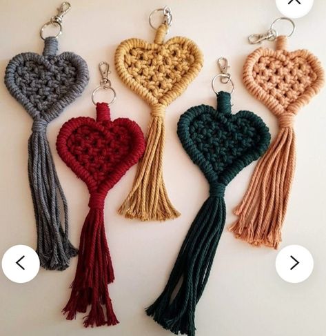 Crochet Keychain For Men, Things To Crochet For Men, Handmade Keychains Diy, Macrame Hearts, Macrame Keychain Tutorial, Diy Macrame Keychain, Keyring Ideas, Macrame Gifts, Heart Macrame