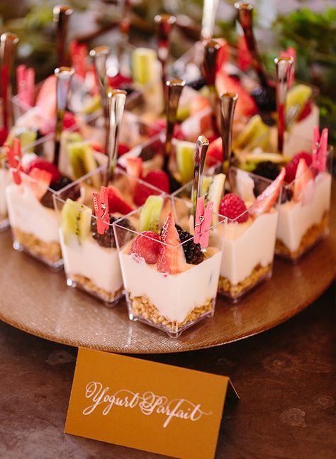 As we head into more summer events, we wanted to get creative with our go-to brunch dishes! These are the best creative brunch bites for your next party. Small Deserts, تشيز كيك بالفراولة, Brunch Bites, Birthday Party Snacks, Breakfast Party, Dessert Party, Baby Shower Brunch, Brunch Dishes, Birthday Brunch