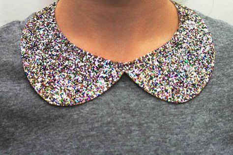 Our favourite DIY fashion projects of the week Do It Yourself Quotes, Peter Pan Necklace, Glitter Projects, Collars Diy, Mode Tips, Peter Pan Collars, Diy Collier, Glitter Diy, Holiday Looks