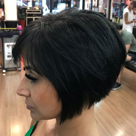 Short Inverted Black Bob With Layers Inverted Bob With Bangs, Short Inverted Bob, Kręcony Bob, Inverted Bob Short, Trendy We Fryzurach, Inverted Long Bob, Inverted Bob Haircuts, Inverted Bob Hairstyles, Stacked Bob Hairstyles