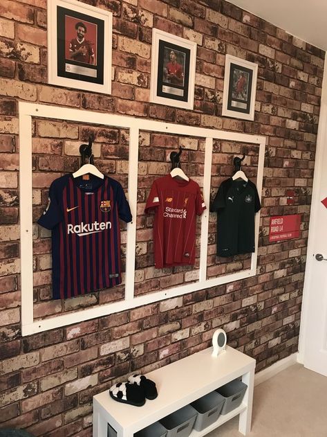 Football Room Design, Soccer Aesthetic Bedroom, Teenage Football Bedroom, Football Bedroom Aesthetic, Football Room Decor Ideas, Teenage Boys Bedroom Ideas Football, Football Inspired Bedroom, Boys Bedroom Ideas Football, Soccer Room Ideas