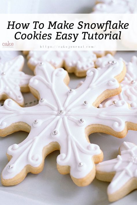 A chic snowflake cookies with designs Decorating Snowflake Cookies, Snowflake Cookie Designs, Snowflake Cookies Royal Icing, Snowflake Cookies Decorated, Christmas Cookies Snowflake, Christmas Snowflake Cookies, Snowflake Cookies Recipe, Snowflake Cookies Decorating, Christmas Sugar Cookie Designs