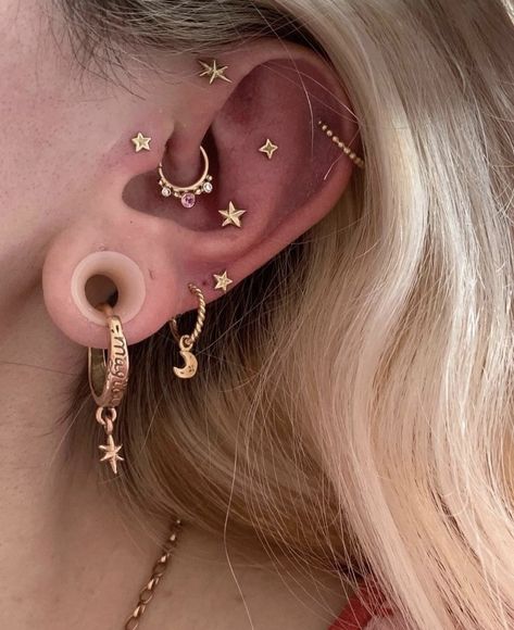 Trendy Ear Piercings, Gold Ear Stack, Unique Ear Piercings, Cool Ear Piercings, Pretty Ear Piercings, Cool Piercings, Cute Ear Piercings, Ear Style, Star Cluster