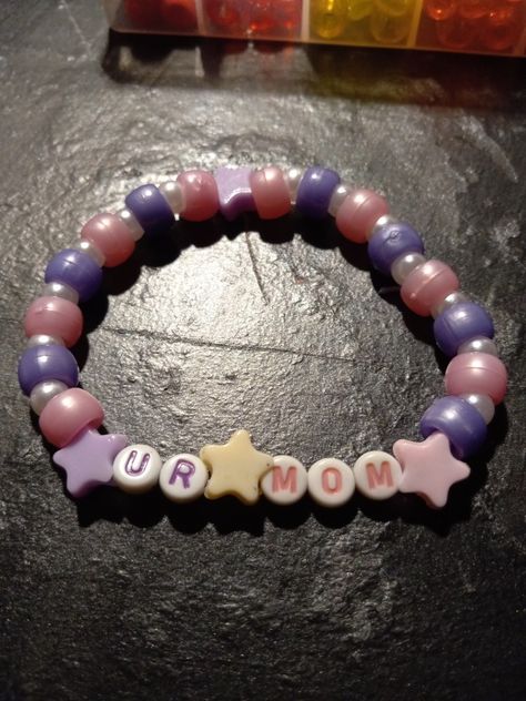 Cute Bracelet Ideas Pony Bead, Funny Bead Bracelets, Unhinged Bracelet Ideas, Bracelet Ideas Y2k, Kandi Bead Ideas, Word Bracelet Ideas, Meme Bracelet, Braclets Ideas Beaded Aesthetic, Things To Put On Bracelets Words