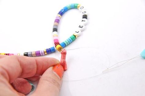 Flat Disc Bead Bracelet, How To Tie Heishi Bracelets, Diy Heishi Bead Bracelet Ideas, Heishi Beads Diy, Heishi Bracelet Diy How To, Heishi Bracelets Diy, Diy Heishi Bracelets, Heishi Bead Keychain Diy, Diy Clay Bead Bracelets Tutorials