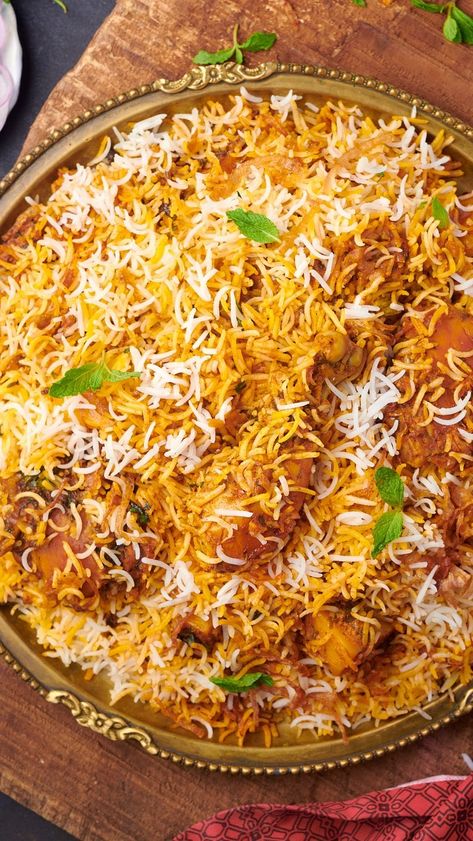 Chicken Biryani Recipes, Chicken Dum Biryani Recipe, Biryani Recipes, Middle East Food, Dum Biryani, Yummy Chicken, Tasty Chicken, Chicken Biryani, Food Lab