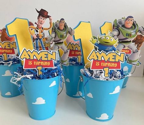 festa toy story centro de mesa - Buscar con Google Centros De Mesa Toy Story Ideas, Toy Story Birthday Centerpieces, Toy Story Table Centerpieces, Toy Story Centerpieces Ideas, Toy Story Birthday Decorations, Toy Story First Birthday, Buzz Party, Toy Story Centerpieces, Blaze Birthday Party