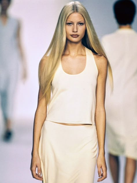 Calvin Klein’s Best Minimalist Hair and Makeup Moments From the Fashion Week Runways 90s Minimalism Fashion, 1990 Style, Kirsty Hume, 90s Runway Fashion, Minimalist Beauty, 90s Models, 1990s Fashion, Calvin Klein Collection, 90s Fashion Outfits