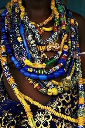 I love Ghanaian beads. Have a huge box full of them. Here: Krobo beads from Ghana....beautiful Collar Hippie, African Accessories, Afrikaanse Mode, Estilo Hippie, Mode Boho, African Trade Beads, Epilator, African Beads, African Jewelry