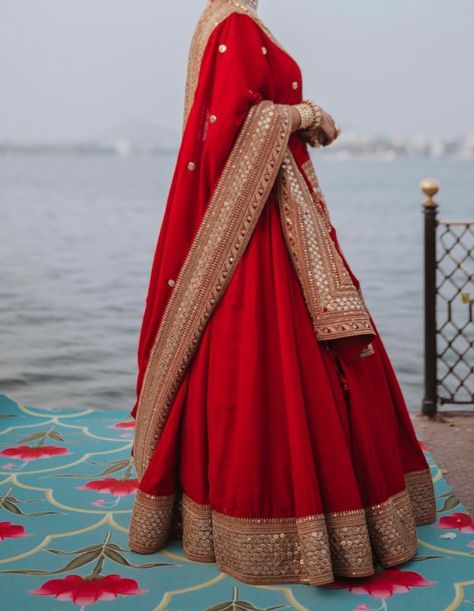 Red Lahenga Ideas, Red Lengha Simple, Simple Bridal Lengha Red, Simple Bridal Lehenga, Indian Dress Up, Simple Saree Designs, Latest Bridal Lehenga, Red Bridal Dress, Indian Outfits Lehenga