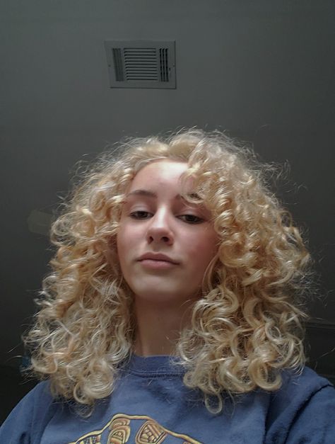 Blond Big Curly Hair, Blonde 3b Hair, Curly Hair Pale Skin, Dirty Hair Hairstyles Short, Irl Faceclaims, Bleached Curly Hair, Short Curly Blonde Hair, Hair Dirty Blonde, Curls Aesthetic