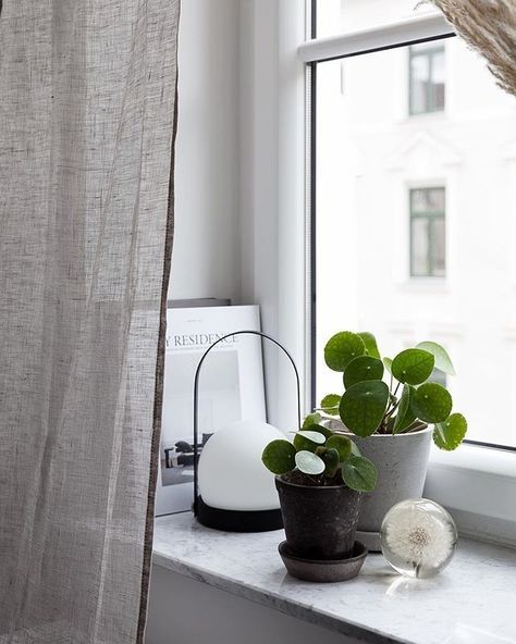 Windowsill Decor Living Room, Window Sill Decor Bedroom, Modern Classic Living Room, Mood Pictures, Moroccan Bathroom, Window Sill Decor, Coco Lapine Design, Zen Bedroom, Window Sills