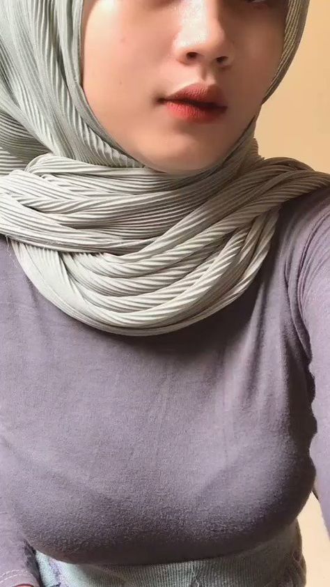 Girl Anatomy, Foto Cewek Hijab Aesthetic, Hijab Aesthetic, Beautiful Muslim Women, Beautiful Hijab, Girl Body, High Fashion Street Style, Muslim Women, Hijab Fashion