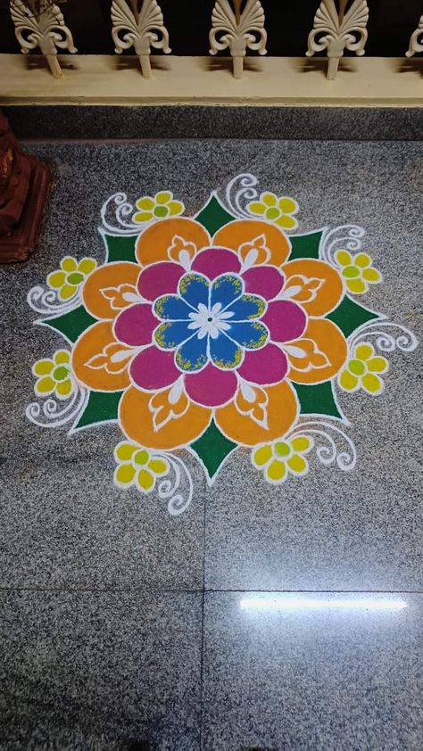 Satyanarayan Pooja Rangoli, Simple Rangoli With Colours, Margazhi Kolam Rangoli Designs, Easy Muggulu Designs, Side Rangoli Designs Easy, Rangoli Kolam Designs With Colour, Demon Inside Me, Entrance Rangoli, Artistic Rangoli