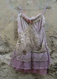 shabby chic embroidered top with antique lace Shabby Chic Outfits, Handmade Tops, Chique Outfit, Shabby Chic Clothes, Altered Couture, Mode Boho, Chic Dresses, Easy Ideas, Moda Vintage