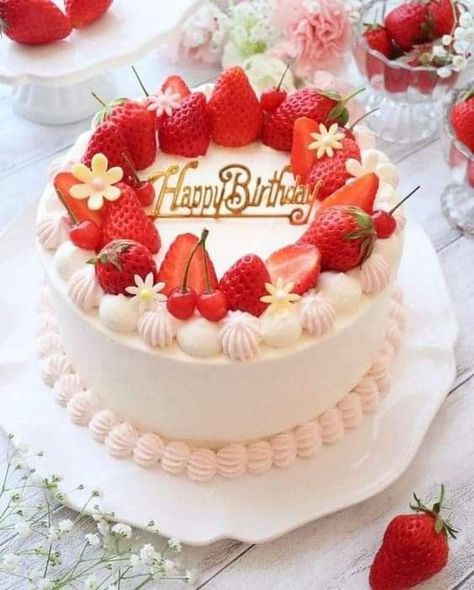 Cakes With Fruit Decoration, Strawberry Cakes Design, Chantilly Cake Decoration, Fruit Cake Designs Birthday, Strawberry Cake Designs, Strawberry Cake Design Ideas, Fruit Decorated Cake, Strawberry Cake Design, Cake Decorated With Fruit