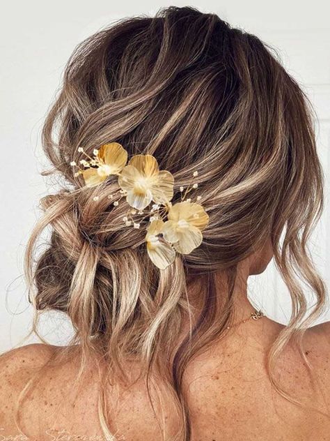 Looking for some hair inspiration? Check out these trendy and versatile hair styles that will elevate your look! 💁‍♀️ From sleek bobs to beachy waves, there's something for everyone. #hairinspo #trendyhair #hairstyles #hairgoals #hairtrends #beauty #haircare #hairtips #hairideas #hairtransformation Gold Floral Headband, Bride Wedding Hair, Flower Bride, Pearl Bridal Headpiece, Headband Pearl, Wedding Hair Up, Hair Accessories Pearl, Band Hair, Floral Headband