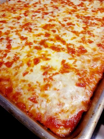 old school rectangle pizza – oven + apron School Lunch Pizza Recipe, School Cafeteria Pizza Recipe, Cafeteria Recipes, Pizza Dishes, School Cafeteria Food, School Pizza, Pizza Lunch, School Lunch Recipes, Cafeteria Food