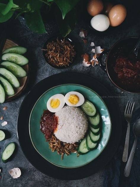 Malay Cuisine Photography, Nasi Lemak Photography, Basil Mojito, Food Malaysia, Asian Food Photography, Restaurant Promotions, Food Flatlay, Malay Food, Nasi Lemak