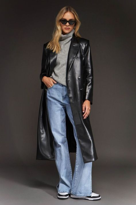 Leather Coat Outfit, Coat For Ladies, Trench Outfit, Faux Leather Trench Coat, Wide Legged Jeans, Trench Coat Outfit, Fall Trends Outfits, Black Leather Coat, Long Leather Coat