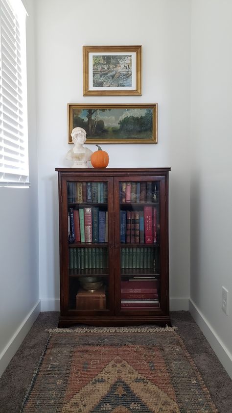 Bookcase In Bedroom, Vintage Book Shelf, Antique Bookshelf, Small Bedroom Inspiration, Vintage Gift Ideas, Bookshelves In Bedroom, Vintage Bookshelf, Styling Shelves, Vintage Bookcase