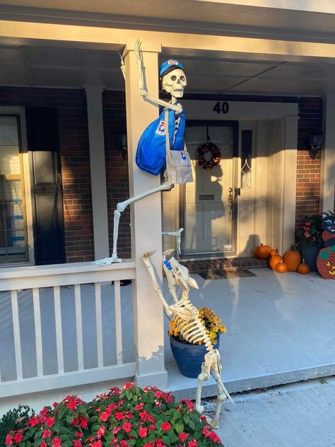 Skeleton Yard Decor, Skeleton Halloween Ideas, Yard Skeleton Ideas Funny, Halloween Decorations With Skeletons, Skeleton Displays For Halloween, Halloween Skeleton Decorations Funny, Funny Skeleton Yard Poses Halloween, Funny Skeleton Yard Decorations, Skeleton Yard Display Funny