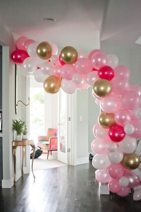 Make A Balloon Garland, Balloon Arch Diy, Easy Party Decorations, Blowing Up Balloons, Balloon Garland Diy, Diy Balloon, Mickey Mouse Birthday Party, Love Balloon, Minnie Mouse Party