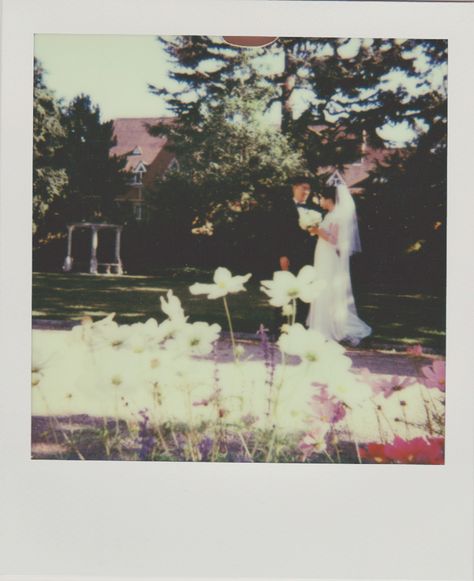 Wedding Photo Polaroid Ideas, Wedding Polaroid Aesthetic, 90s Aesthetic Wedding Photography, Polaroid Wedding Photography, Wedding Poloroid Pictures, Polaroid Wedding Pictures, Wedding On Film Camera, Vintage Film Wedding Photography, Polaroid Wedding Photos