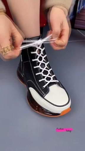 Simpul Dasi, Shoe Lacing Techniques, Ways To Lace Shoes, How To Tie Shoes, Diy Clothes And Shoes, Nike Shoe, Diy Fashion Hacks, Seni Dan Kraf, Shoe Lace Tying Techniques