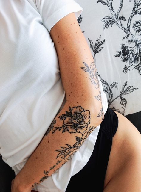 Simple Tattoo Sleave Ideas, Floral Tattoo Patchwork, Botanical Tattoo Black And White, Floral Elbow Wrap Tattoo, Delicate Flower Sleeve Tattoo, Floral Sticker Sleeve Tattoo, Floral Tatoos Woman Arm, Old School Floral Tattoo, Branch Sleeve Tattoo