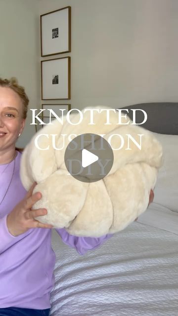 Knot Cushion Diy, How To Make A Knot Pillow, Knot Pillow Diy Tutorials, Knot Pillow Tutorial, Knotted Cushion, Diy Knot Pillow, Knot Pillow Diy, Pillow Hacks, Monkey Knot