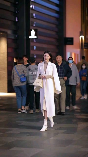 China Winter Fashion, Korean Chic Fashion, Chinese Fashion Street Outfits Women, Chinese Women Fashion, Korean Modest Fashion Outfit, China Fashion Street Style, Street Fashion Video, Coats For Women Classy, Winter Clothes Korean Style