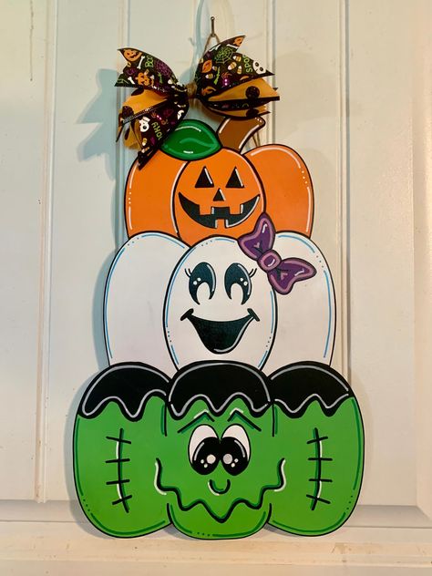 Pumpkin stack with ghost and frankenstein! Jack Skellington Door Hanger, Stacked Pumpkins Painting, 3 Pumpkins Stacked, Stacked Halloween Pumpkins, Fall Yard Art, Halloween Royal Icing, Chalk Doodles, Glowforge Aura, Fall Outdoor Decorations