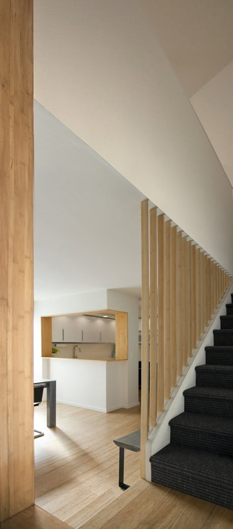 Stairwell Wall, Open Trap, Stair Banister, Escalier Design, Stairs Architecture, Basement Stairs, Modern Stairs, Wooden Stairs, Interior Stairs