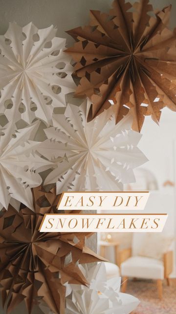 Jess | Boho Style. on Instagram: "As per your request, here is a step-by-step tutorial of how to DIY your own paper snowflakes! ❄️ Be sure to save this reel, or send to a friend you want to make them with 🥰 It only requires 3 cheap MATERIALS: •7-8 paper lunch bags make 1 snowflake (I like to vary the color and size bags I use) •pair of sharp scissors •hot glue gun or honestly an Elmer’s glue stick works just as good! INSTRUCTIONS: 1. Gather 7-8 paper lunch bags and ensure they are all facing the same direction. (This is important!) 2. Glue a capital “T” shape on one side of the paper bag. (either side works- just make sure you stick with that side on all 8 bags.) 3. Once your bags are all glued together, cut out simple shapes. You get get as creative as you want here! But honestly, a si Paper Bag Snowflakes Decor, Brown Bag Snowflake Diy, Brown Bag Snowflake, Large 3d Snowflakes Diy, Snowflake 3d With Paper, California Christmas, I Spy Diy, Paper Lunch Bags, Snow Flakes Diy