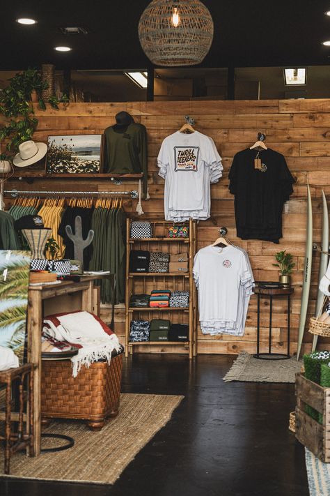 Rustic Clothing Store, Vintage Surf Shop Aesthetic, Running Store Design, Streetwear Store Interior Design, Western Store Ideas, Crate Retail Display, Clothing Booth Display Ideas, Surf Shop Interior, Surf Shop Aesthetic