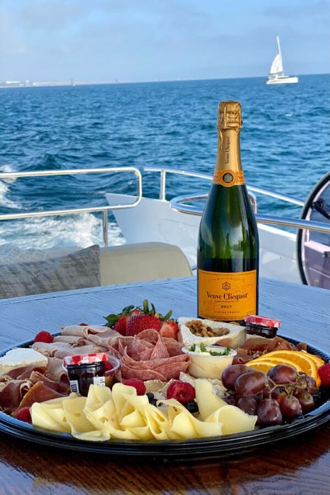 Yacht Lunch Aesthetic, Yacht Cocktail Party, Breakfast On Boat, Party Boat Decorations, Birthday On Boat, Yacht Food Ideas, Yacht Party Food, Boat Party Food, Yatch Party Ideas