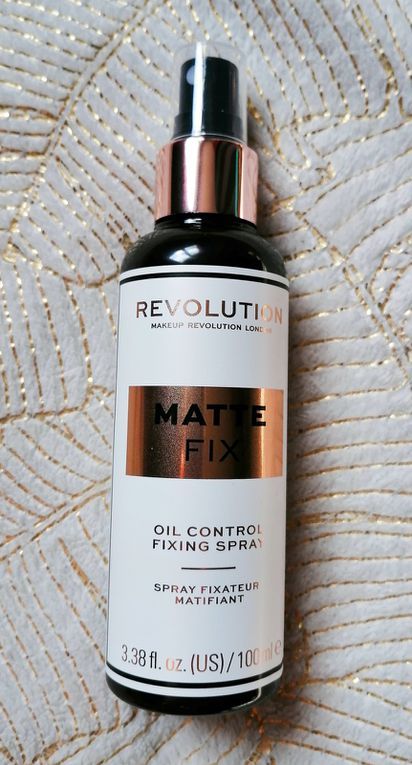 Hello tout le monde j'espère que vous allez bien, aujourd'hui je vous propose de parler du spray fixateur Matte Fix Oil Control de la marque Revolution. C'est une bouteille de 100ml en plastique. C'est un format spray classique. Fixing Spray, Matte Makeup, Oil Control, Makeup Revolution, Oil Control Products, Peonies, Spray, Blonde, Makeup