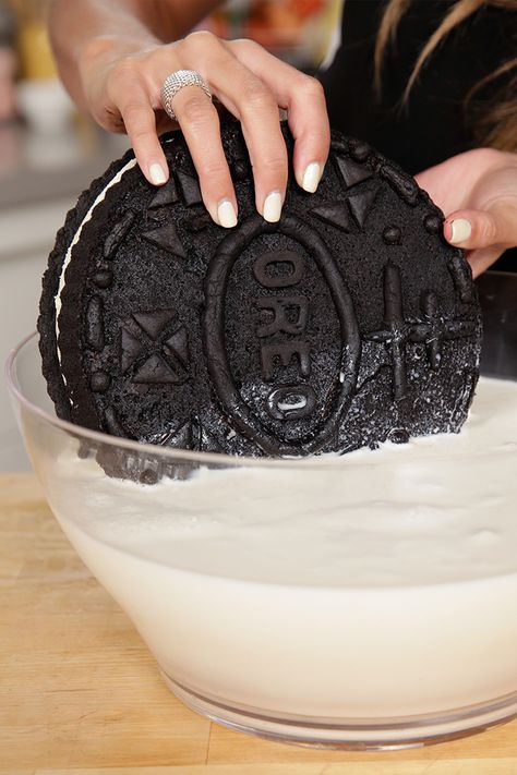 #ForGameNight Get ready for all your Oreo dreams to come true today — we're supersizing it! Milk Chocolate Frosting, Hazelnut Cake, Giant Food, Oreo Cookie, Oreo Cake, Coconut Cake, Cut Out Cookies, Round Cake Pans, Oreo Cookies