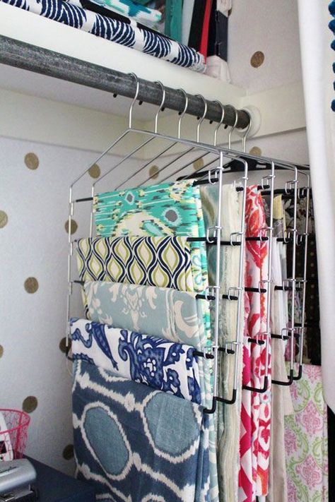 Use Pants Hangers to store fabric - I Heart Organizing via Melly Sews I Heart Organizing, Room Hacks, Sewing Storage, Sewing Room Organization, Sew Ins, Sewing Space, Beginner Sewing Projects Easy, Organize Fabric, 아파트 인테리어