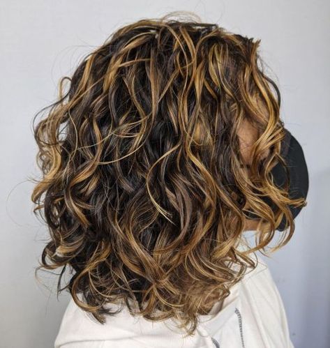 Curly Midi Hair with Highlights and Lowlights Wavy Curly Hair Cuts, Long Hair Bridal Styles, Long Hair Bridal, Bob Riccio, Layered Curly Haircuts, Medium Curly Haircuts, Medium Length Wavy Hair, Shoulder Length Curly Hair, Natural Curly Hair Cuts