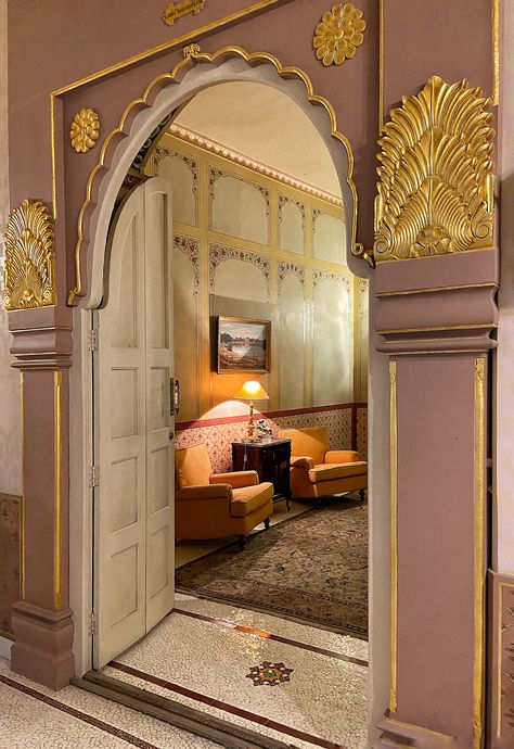 Rajasthan Haveli Interiors, South Asian Interior, Rajasthan House, Temple Exterior, Rajasthani Architecture, Hotel Plants, Delhi 6, Regency Decor, Wooden Front Door Design