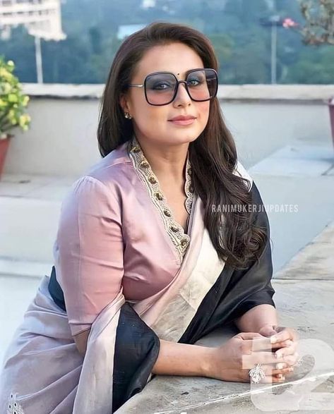 Rani Mukherji, Surveen Chawla, Rani Mukherjee, Modern Disney Characters, Rani Mukerji, Iranian Beauty, Kaftan Designs, Hard Work Quotes, Saree And Blouse