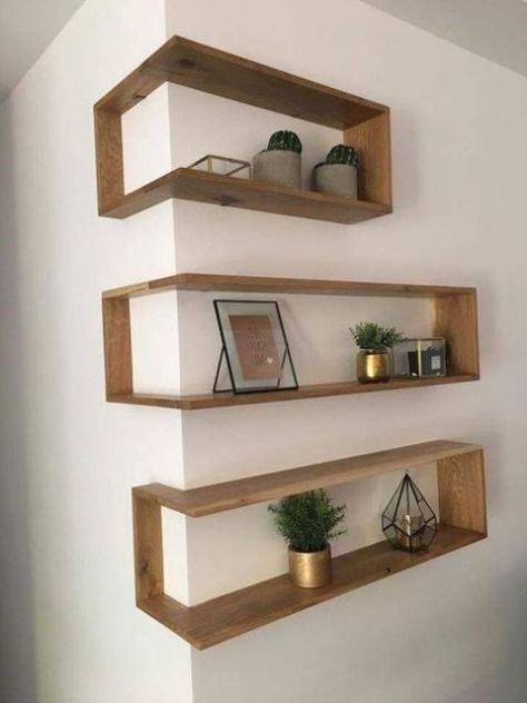 outer corner box style shelves look very eye catchy and allow storage without wasting floor space Wood Corner Shelves, Renters Decorating, Shelves Design, Bookshelves Diy, Diy Home Decor On A Budget, Corner Shelves, Trendy Home, Diy Shelves, Apartment Living Room