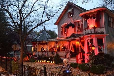 The most creative Halloween decorations across America  | Daily Mail Online Personalized Fall Decor, Halloween America, Haunted Houses In America, Halloween Usa, Creative Halloween Decorations, Houses In America, Halloween Crafts Preschool, Spooky House, About Halloween