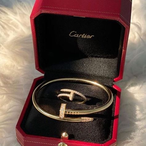 Cartier fan Page on Instagram: "@shoepursemomma 🔝💯✌🏻 .... @lv_community ⭐️ .... @watches_community ⭐️" قلادات متدلية, Dope Jewelry Accessories, Gucci Pink, Expensive Jewelry Luxury, Cartier Bracelet, Luxe Jewelry, Cartier Jewelry, Jewelry Accessories Ideas, Luxury Purses