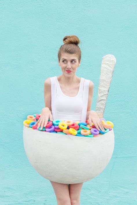 DIY Cereal Bowl Costume Diy Cereal, Easy Homemade Halloween Costumes, Halloween Costumes 2016, Best Friend Halloween Costumes, Food Costumes, Diy Costumes Kids, Homemade Halloween Costumes, Diy Halloween Costumes Easy, Unique Halloween Costumes