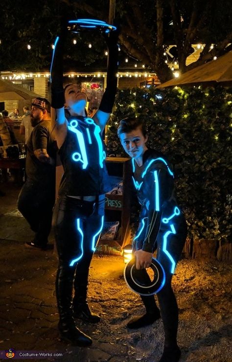 Tron Costume Alien Costume Women, Tron Costume, Costume Last Minute, Last Minute Costume Ideas, 2017 Halloween Costumes, Futuristic Costume, Space Costumes, Costumes For Couples, Last Minute Costume