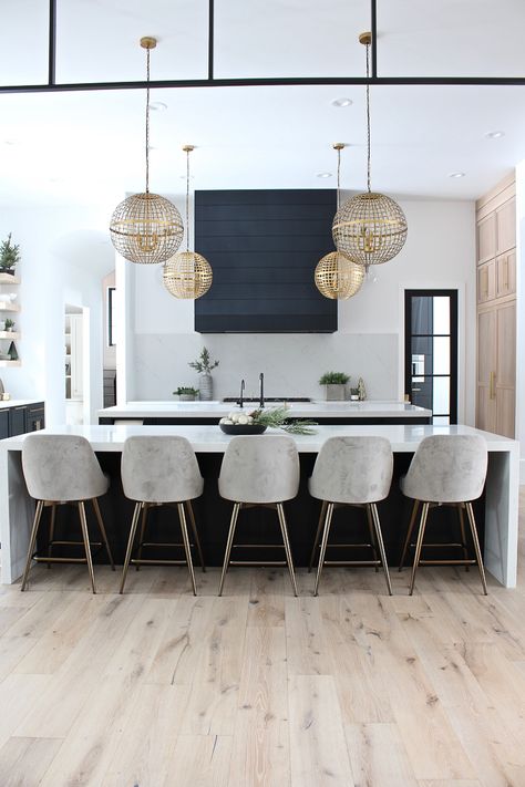 The Forest Modern Christmas Home Tour: The Kitchen - The House of Silver Lining The Forest Modern, House Of Silver Lining, The House Of Silver Lining, Kitchen Glass, Casa Country, Kitchen Farmhouse, Black Cabinets, Cabinets Kitchen, Trendy Kitchen